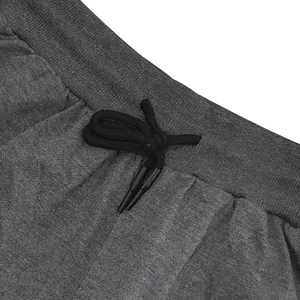 Detailansicht der grauen Herren-Freizeithose mit elastischem Bund und Kordelzug