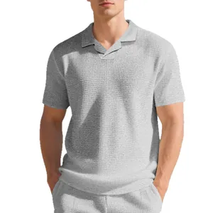 Polo en maille gaufrée grise pour homme avec col en V classique et coupe décontractée élégante