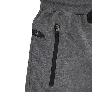 Detailaufnahme der grauen Herren-Jogginghose mit vertikaler Reißverschlusstasche und Kordelzug
