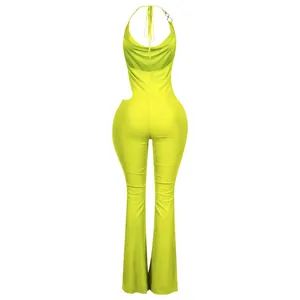 Rückansicht eines neongrünen Neckholder-Jumpsuits mit Cut-out-Taille und Schlaghose für Damen.