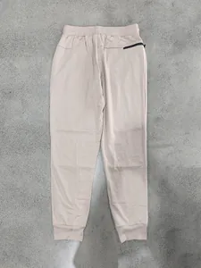 Vista posteriore di pantaloni sportivi slim da uomo beige con tasca con zip.
