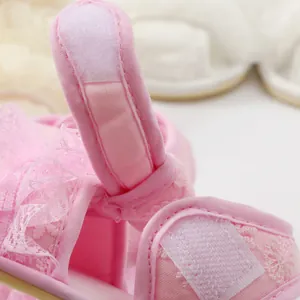 Roze geborduurde baby wandelsandalen met ademend kant en klittenbandsluiting