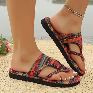 Böhmische Flip-Flops für Damen auf einer gewebten Matte, ideal für sommerlichen Strandkomfort.