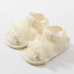 Elegante wit geborduurde baby prinsessen sandalen met kant en een zachte zooltje