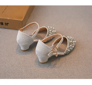 Vue arrière détaillée des chaussures de princesse argentées pour filles avec perles élégantes