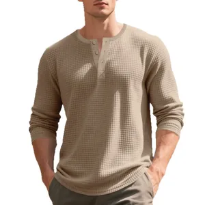 Camiseta Henley de punto de gofre caqui para hombre con manga larga y detalle de botones