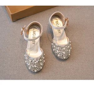 Vue détaillée de chaussures de princesse pour fille avec strass et perles argentées