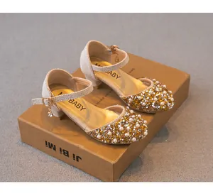 Vue détaillée des ornements scintillants en strass et perles sur des chaussures de fête