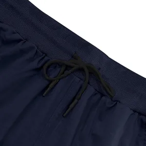 Detailaufnahme einer dunkelblauen Herrenhose mit Rippbund und schwarzem Kordelzugband