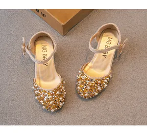 Gros plan de chaussures de princesse pour fille avec strass et perles de détail