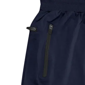 Nahaufnahme einer dunkelblauen Sporthose mit sicherer Reißverschlusstasche und Bund.