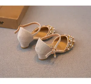 Vue détaillée de chaussures de princesse pour filles avec strass brillants et détails en perles