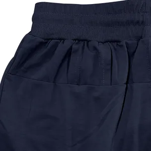 Detailansicht der dunkelblauen Herren-Freizeithose mit geripptem elastischem Bund