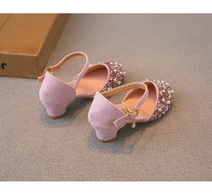 Vue détaillée des chaussures de princesse roses pour filles avec strass et perles