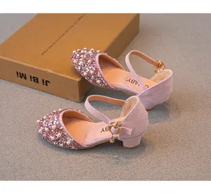 Vue détaillée des strass roses étincelants et des perles sur ces chaussures de princesse