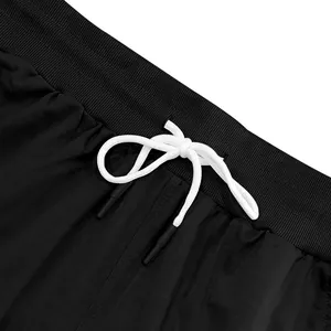Detailaufnahme der schwarzen Jogginghose für Herren mit weißem Kordelzug und Bund.