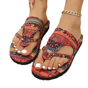Bunte Zehentrenner im Bohème-Stil, flache Sommersandalen für den Strand