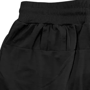 Detailaufnahme des elastischen Bunds und des Stoffes der schwarzen Herren-Jogginghose.