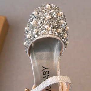 Chaussures de princesse argentées à paillettes pour filles avec des perles