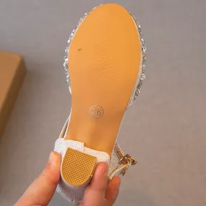 Vue détaillée de la semelle antidérapante et du talon pour chaussures de princesse