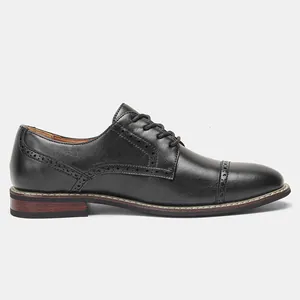 Detaillierte Seitenansicht der schwarzen Herren-Business-Derby-Schuhe mit Brogue-Mustern