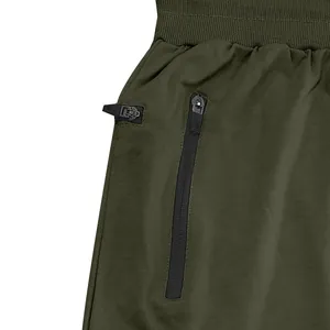 Detailansicht der olivgrünen Jogginghose mit Reißverschlusstasche und feiner Stoffstruktur