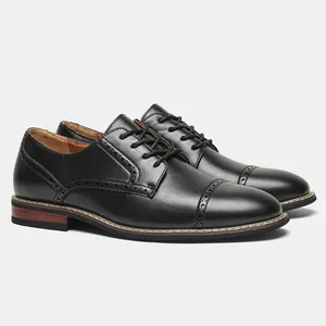 Seitenansicht eleganter schwarzer Derby-Schuhe aus Leder mit Brogue-Details und bequemen Absätzen