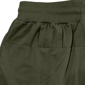 Detailansicht von olivgrünen Herren-Freizeithosen mit elastischem Bund und Taschen.