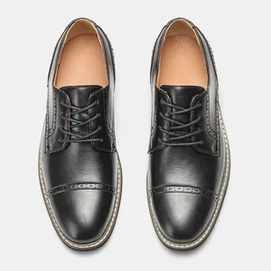 Detaillierte Draufsicht auf schwarze Herren-Business-Derbys mit Brogue-Verzierungen