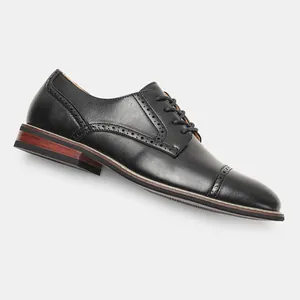 Seitenansicht-Detail der schwarzen Herren-Business-Lederschuhe mit Brogue-Gravurdetails