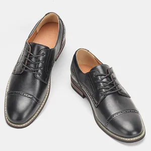 Nahaufnahme schwarzer formeller Derby-Schuhe mit klassischem Brogue-Lochmuster-Design