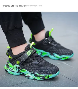 Vista dettagliata di scarpe sportive per bambini in mesh traspirante con suola neon
