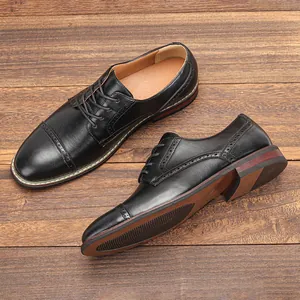 Detailansicht der schwarzen Derby-Schuhe für Herren mit Obermaterial und rutschfester Sohle