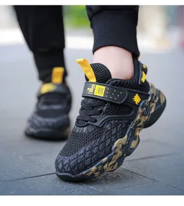 Primo piano di scarpe da ginnastica in mesh nero e giallo per ragazzi.
