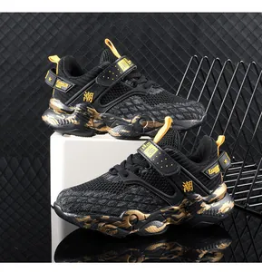 Dettaglio delle sneakers in mesh traspirante nero e oro per bambini con chiusura a strappo