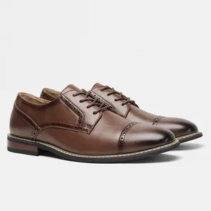 Seitenansicht brauner Herren-Derbyschuhe mit Brogue-Verzierung und Sohle in Holzoptik