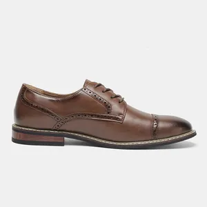 Seitenansicht des klassischen braunen Herren-Derby-Schuhs mit Brogue-Details