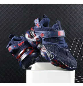 Vista dettagliata di sneaker blu scuro da bambino con mesh traspirante e suola fiammata