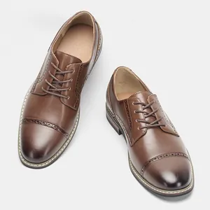 Nahaufnahme klassischer brauner Leder-Derbyschuhe mit Brogue-Details für Herren Business