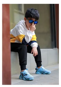 Dettaglio scarpe da ginnastica blu in mesh per bambini su modello