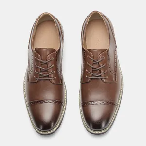 Draufsicht auf klassische braune Herren-Derby-Schuhe aus Leder mit Brogue-Verzierung