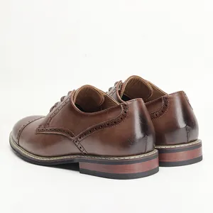 Rückansicht brauner Derby-Schuhe aus Leder mit Fokus auf Nähten und Absatztextur