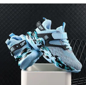 Dettaglio laterale di scarpe da ginnastica traspiranti blu per bambini con suola camo