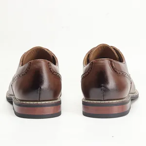 Detaillierte Rückansicht eleganter brauner Herren-Derby-Schuhe mit Brogue-Muster.