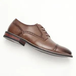 Detailansicht brauner Derby-Schuhe aus Leder mit elegantem Brogue-Muster und Kappe