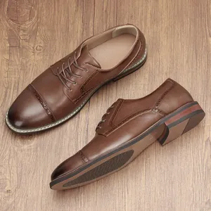 Detaillierte Ansicht brauner Derby-Schuhe für Herren mit Sohle und Seitenprofil