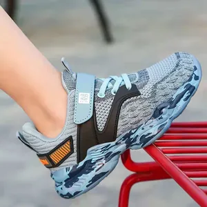 Sneaker sportive da ragazzo in mesh traspirante con suola mimetica e cinturino velcro