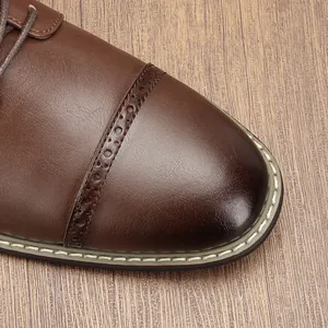 Detailansicht brauner Leder-Derby-Schuh mit Brogue-Spitze und Kontrastnähten