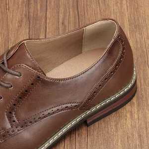 Detailaufnahme brauner Herren-Derby-Schuhe aus Leder mit klassischen Brogue-Mustern
