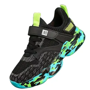 Scarpe sportive da ragazzo traspiranti con suola mimetica e cinturino in velcro